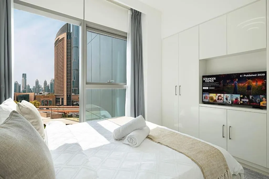 Maxstays - Stunning Burj Khalifa View - Dubai Mall Access - Infinity Pool