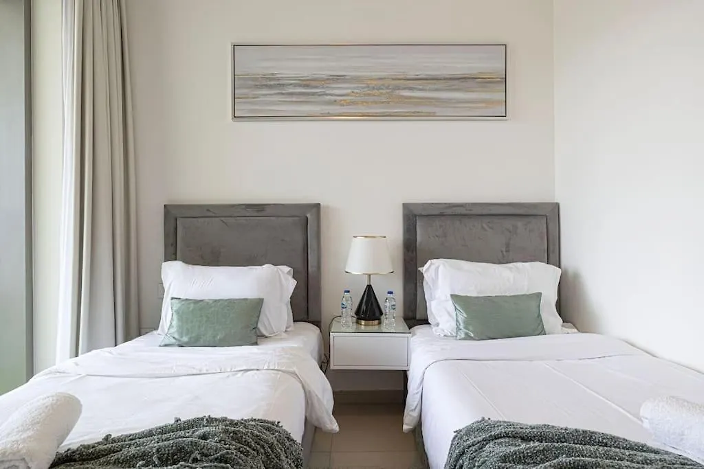 Maxstays - Stunning Burj Khalifa View - Dubai Mall Access - Infinity Pool Apartment