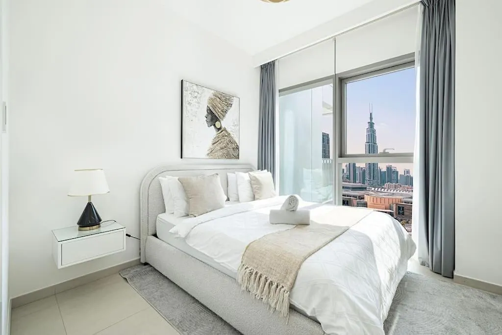 Maxstays - Stunning Burj Khalifa View - Dubai Mall Access - Infinity Pool